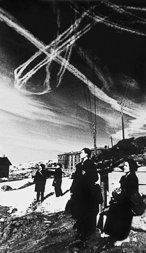 Иллюстрация к книге — Истребители. "Прикрой, атакую!" [i_105.jpg]