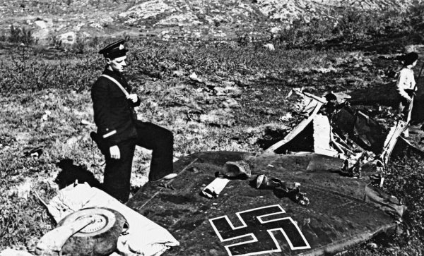 Иллюстрация к книге — Истребители. "Прикрой, атакую!" [i_107.jpg]