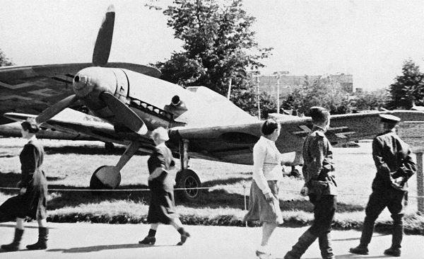 Иллюстрация к книге — Истребители. "Прикрой, атакую!" [i_112.jpg]