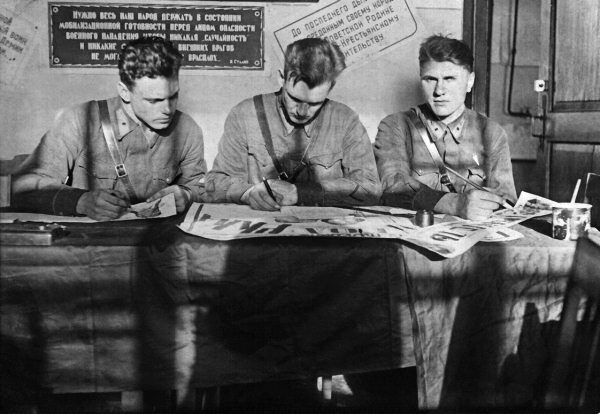 Иллюстрация к книге — Истребители. "Прикрой, атакую!" [i_120.jpg]