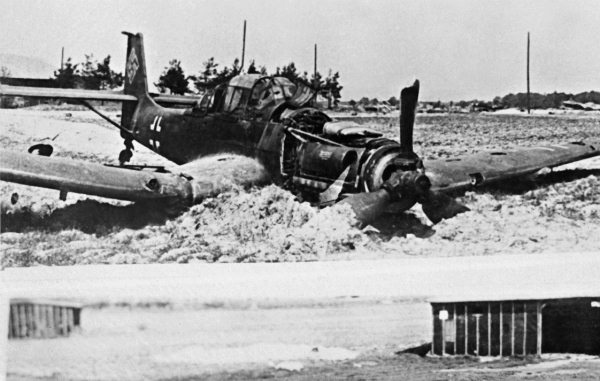 Иллюстрация к книге — Истребители. "Прикрой, атакую!" [i_122.jpg]