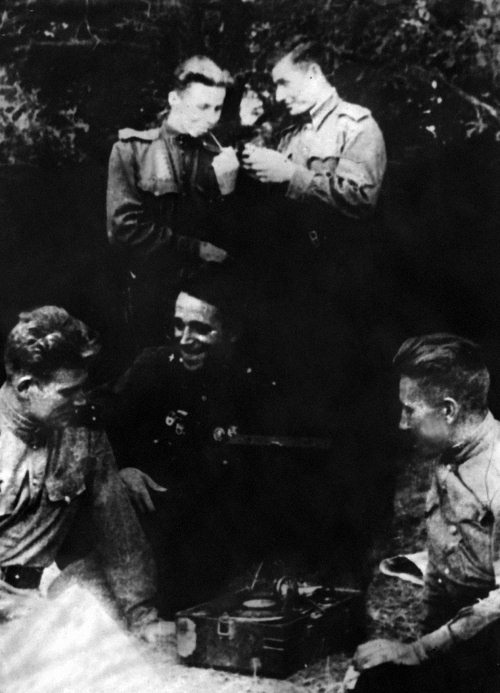 Иллюстрация к книге — Истребители. "Прикрой, атакую!" [i_129.jpg]