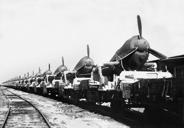 Иллюстрация к книге — Истребители. "Прикрой, атакую!" [i_134.jpg]