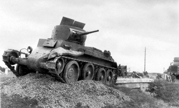 Иллюстрация к книге — Танкисты. "Мы погибали, сгорали..." [i_009.jpg]