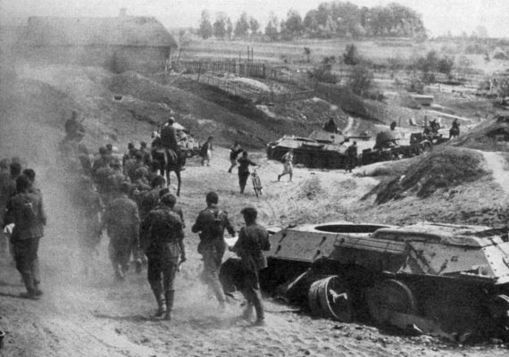 Иллюстрация к книге — Танкисты. "Мы погибали, сгорали..." [i_010.jpg]