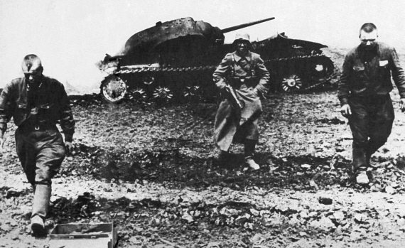 Иллюстрация к книге — Танкисты. "Мы погибали, сгорали..." [i_014.jpg]