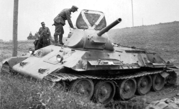 Иллюстрация к книге — Танкисты. "Мы погибали, сгорали..." [i_026.jpg]