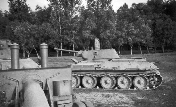 Иллюстрация к книге — Танкисты. "Мы погибали, сгорали..." [i_032.jpg]