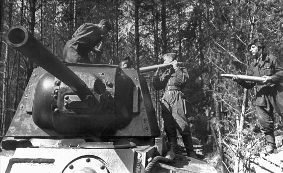 Иллюстрация к книге — Танкисты. "Мы погибали, сгорали..." [i_039.jpg]