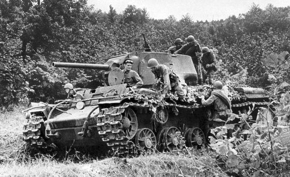 Иллюстрация к книге — Танкисты. "Мы погибали, сгорали..." [i_040.jpg]