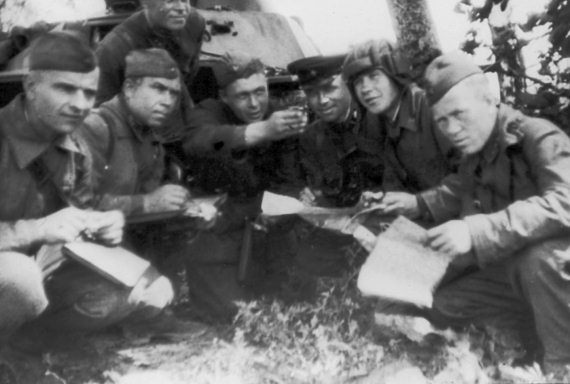 Иллюстрация к книге — Танкисты. "Мы погибали, сгорали..." [i_047.jpg]