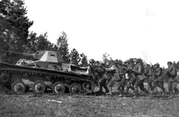 Иллюстрация к книге — Танкисты. "Мы погибали, сгорали..." [i_056.jpg]