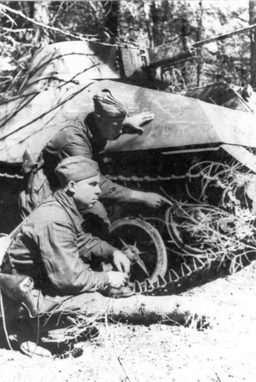 Иллюстрация к книге — Танкисты. "Мы погибали, сгорали..." [i_057.jpg]