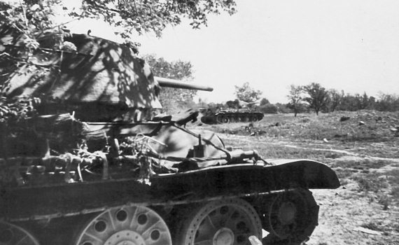 Иллюстрация к книге — Танкисты. "Мы погибали, сгорали..." [i_058.jpg]