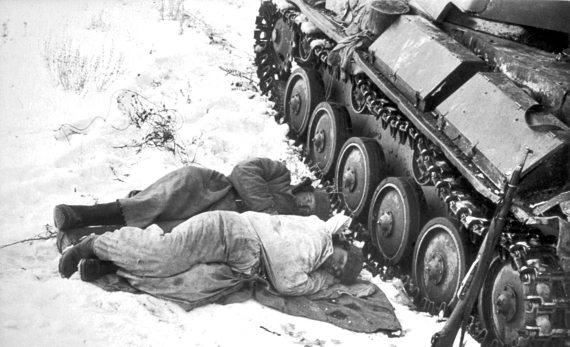 Иллюстрация к книге — Танкисты. "Мы погибали, сгорали..." [i_062.jpg]