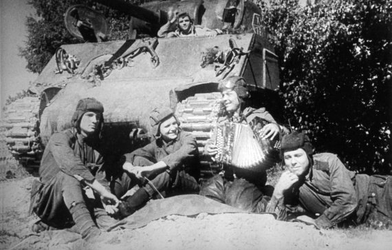 Иллюстрация к книге — Танкисты. "Мы погибали, сгорали..." [i_063.jpg]