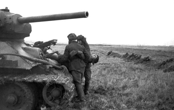 Иллюстрация к книге — Танкисты. "Мы погибали, сгорали..." [i_064.jpg]