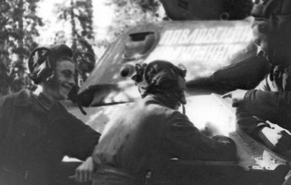 Иллюстрация к книге — Танкисты. "Мы погибали, сгорали..." [i_071.jpg]