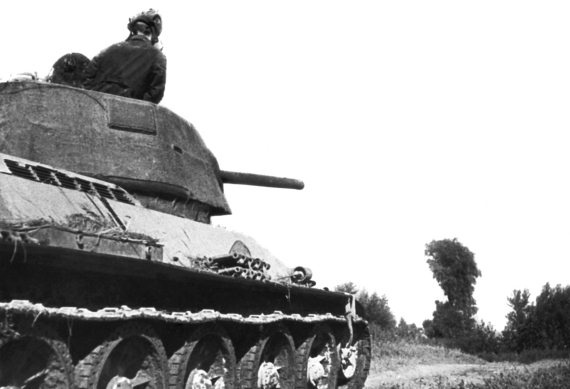 Иллюстрация к книге — Танкисты. "Мы погибали, сгорали..." [i_087.jpg]