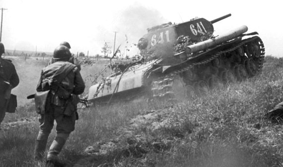 Иллюстрация к книге — Танкисты. "Мы погибали, сгорали..." [i_088.jpg]