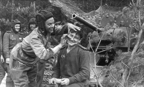 Иллюстрация к книге — Танкисты. "Мы погибали, сгорали..." [i_115.jpg]