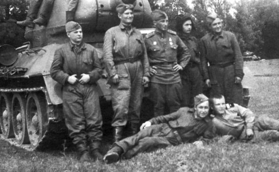 Иллюстрация к книге — Танкисты. "Мы погибали, сгорали..." [i_137.jpg]