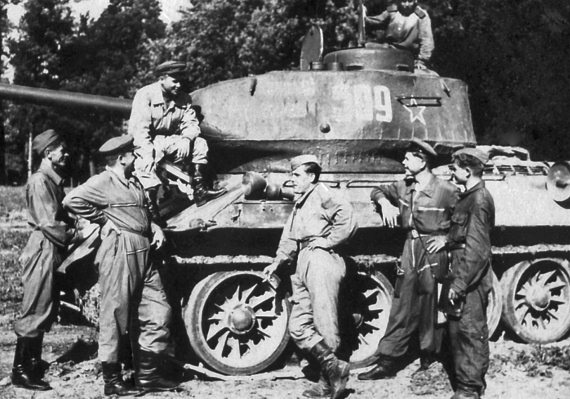 Иллюстрация к книге — Танкисты. "Мы погибали, сгорали..." [i_138.jpg]