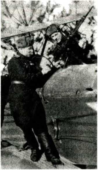 Иллюстрация к книге — Я дрался на По-2. "Ночные ведьмаки" [i_006.jpg]