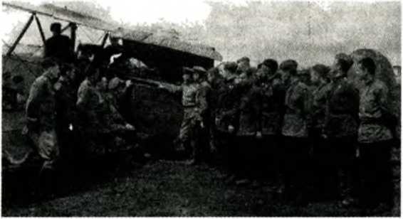 Иллюстрация к книге — Я дрался на По-2. "Ночные ведьмаки" [i_008.jpg]