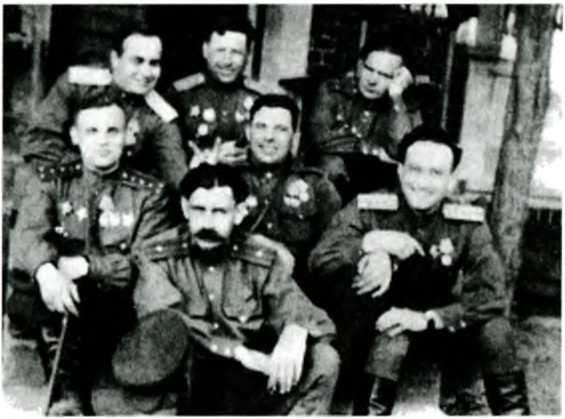 Иллюстрация к книге — Я дрался на По-2. "Ночные ведьмаки" [i_013.jpg]