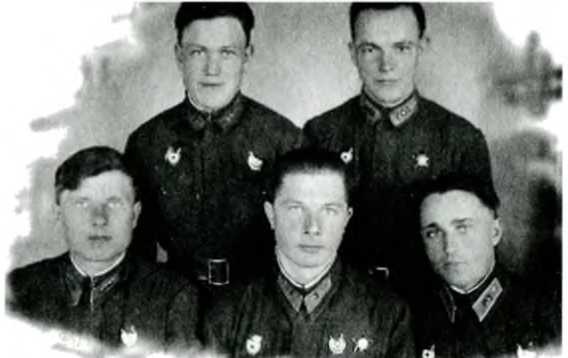 Иллюстрация к книге — Я дрался на По-2. "Ночные ведьмаки" [i_024.jpg]