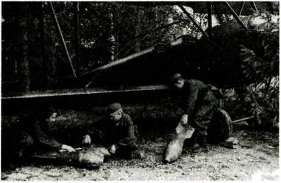 Иллюстрация к книге — Я дрался на По-2. "Ночные ведьмаки" [i_033.jpg]