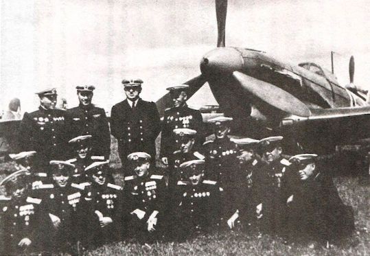 Иллюстрация к книге — В воздушных боях. Балтийское небо [i_033.jpg]