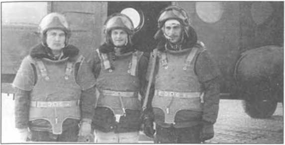 Иллюстрация к книге — Мы атакуем с небес [i_083.jpg]