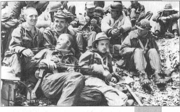 Иллюстрация к книге — ВДВ. С неба - в бой [i_032.jpg]