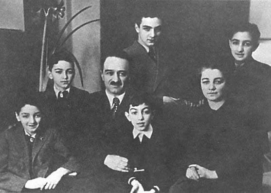 Иллюстрация к книге — Мы - дети войны. Воспоминания военного летчика-испытателя [i_002.jpg]