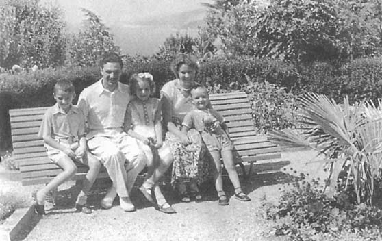 Иллюстрация к книге — Мы - дети войны. Воспоминания военного летчика-испытателя [i_026.jpg]