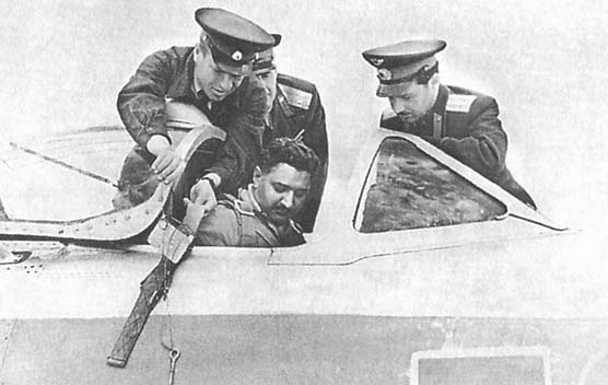 Иллюстрация к книге — Мы - дети войны. Воспоминания военного летчика-испытателя [i_034.jpg]