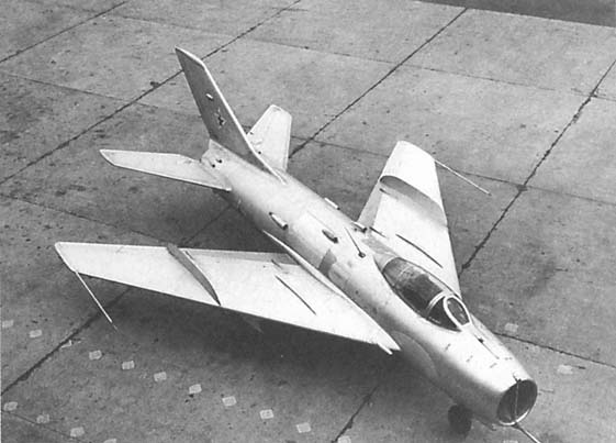 Иллюстрация к книге — Мы - дети войны. Воспоминания военного летчика-испытателя [i_036.jpg]