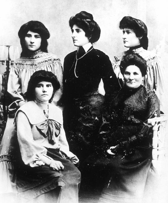 Иллюстрация к книге — Елена Рубинштейн. Женщина, сотворившая красоту [i_001.jpg]