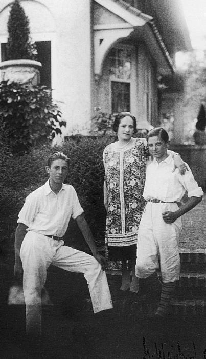 Иллюстрация к книге — Елена Рубинштейн. Женщина, сотворившая красоту [i_004.jpg]