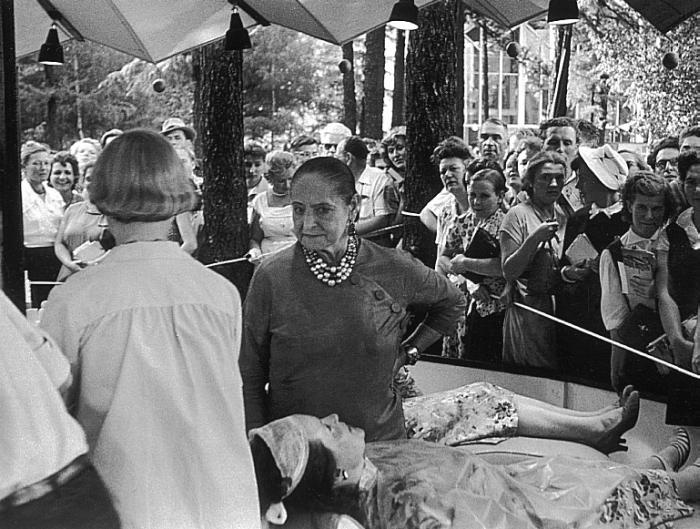 Иллюстрация к книге — Елена Рубинштейн. Женщина, сотворившая красоту [i_013.jpg]