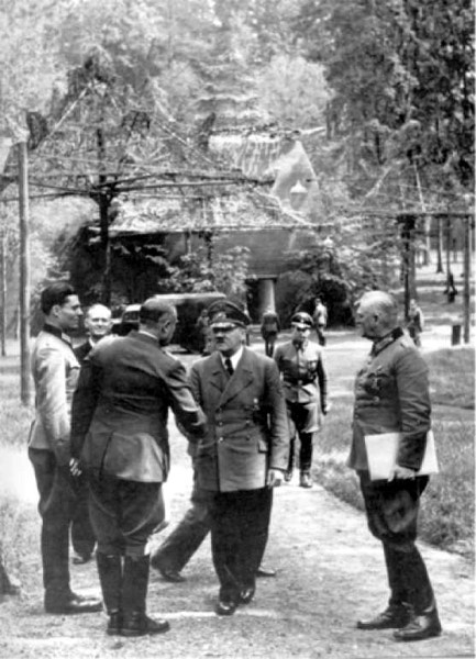 Иллюстрация к книге — Гитлер_директория [i_027.jpg]