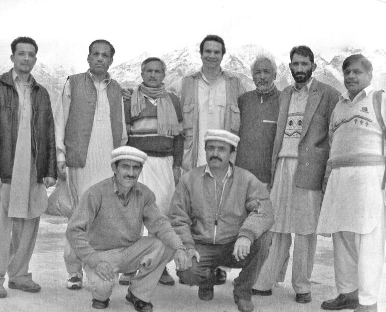 Иллюстрация к книге — Три чашки чая [i_013.jpg]