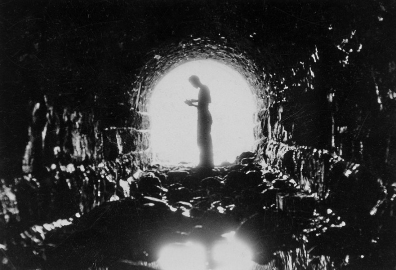 Иллюстрация к книге — Город Пустых. Побег из дома странных детей [i_063.jpg]