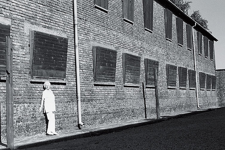 Иллюстрация к книге — Танцующая в Аушвице [i_054.jpg]