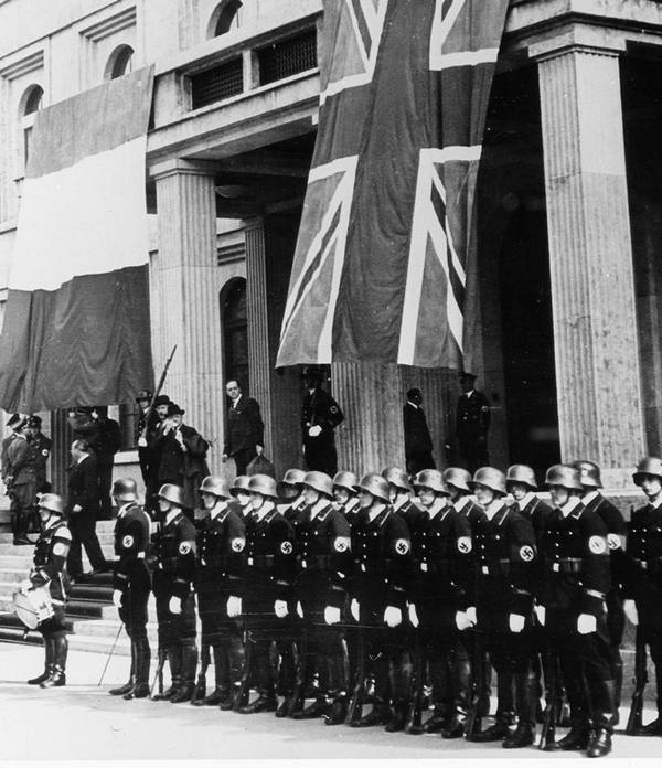 Иллюстрация к книге — Нацисты. Предостережение истории [i_031.jpg]