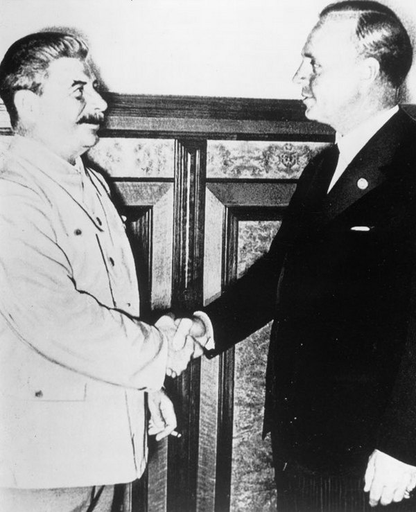 Иллюстрация к книге — Нацисты. Предостережение истории [i_034.jpg]