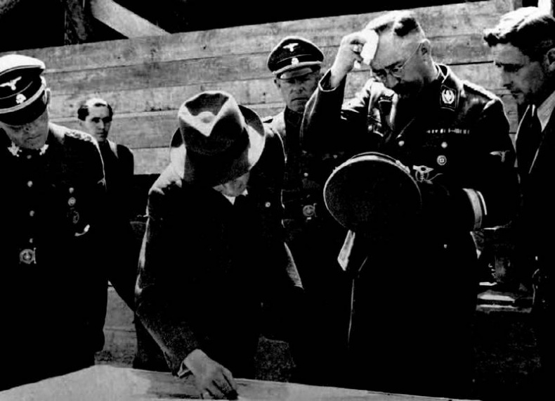 Иллюстрация к книге — Освенцим. Нацисты и "окончательное решение еврейского вопроса" [i_012.jpg]