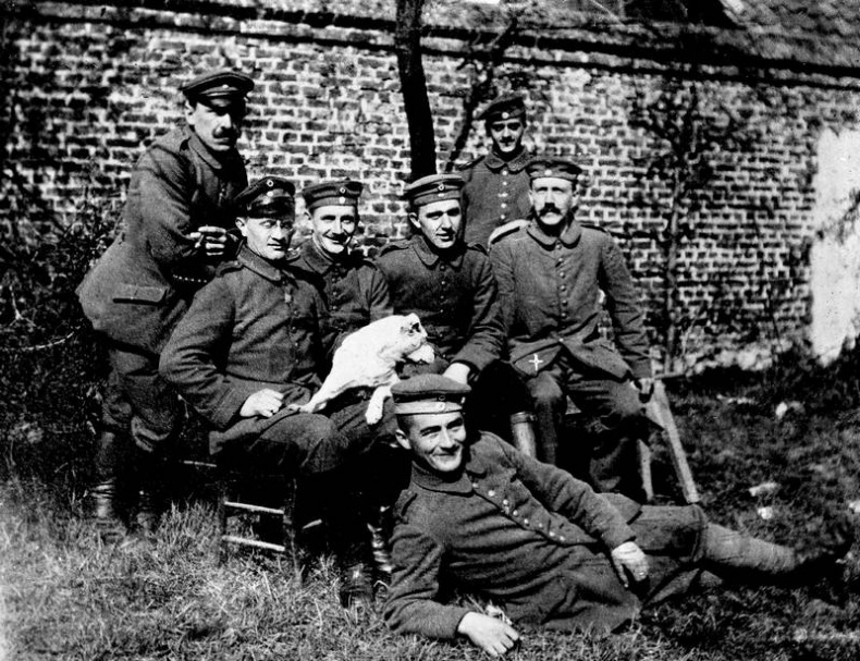 Иллюстрация к книге — Темная харизма Адольфа Гитлера. Ведущий миллионы в пропасть [i_001.jpg]